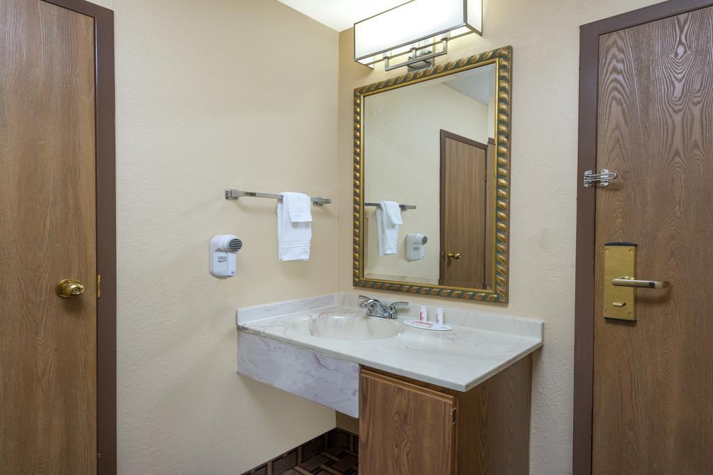 Super 8 By Wyndham Charleston Sikeston East Mo Motel Exterior foto